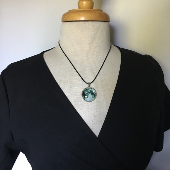 Abstract glass front dark green splatter pendant necklace - Picture 4 of 11